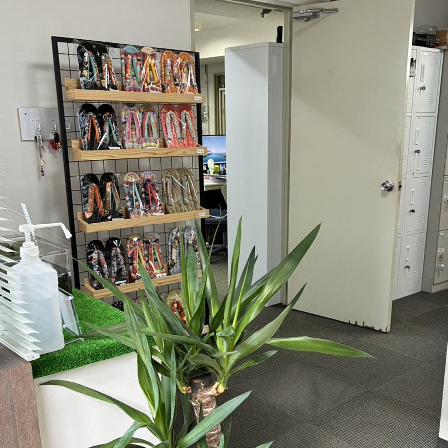 花草履を展示している玄関